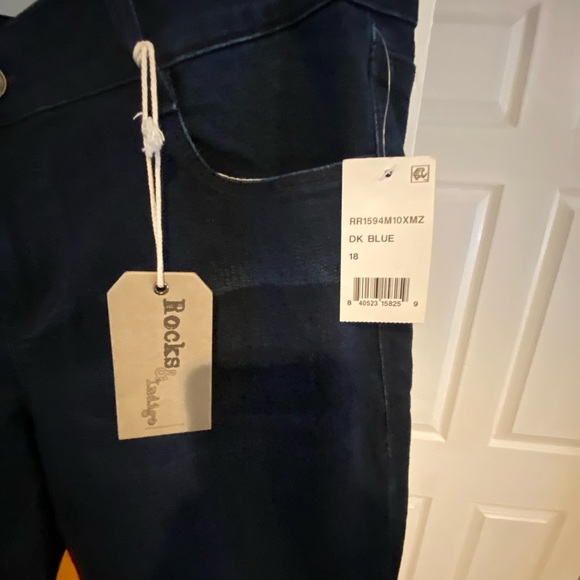 Rocks and indigo jeans - Picture 2 of 5